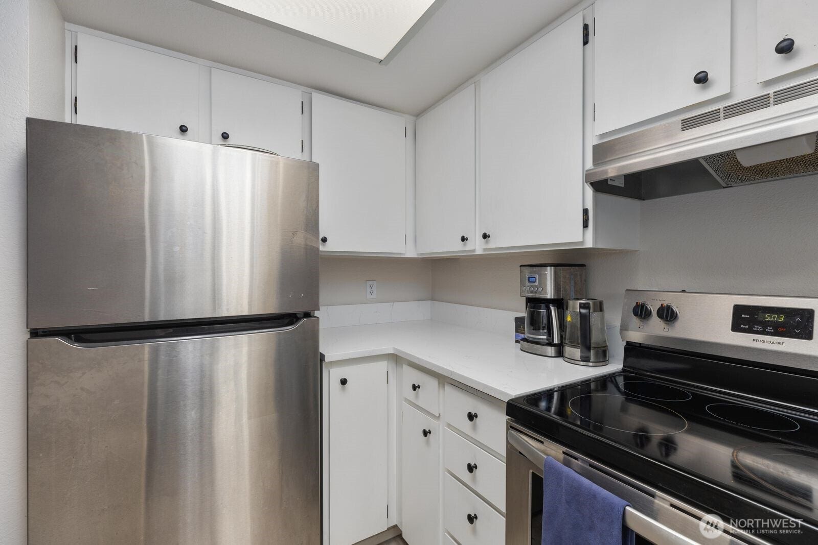 11802 98th Avenue NE, #B6, Kirkland, WA 98034 Slab quartz countertops with ample cabinet space and stainless steel appliances. A great sized kitchen for the home.