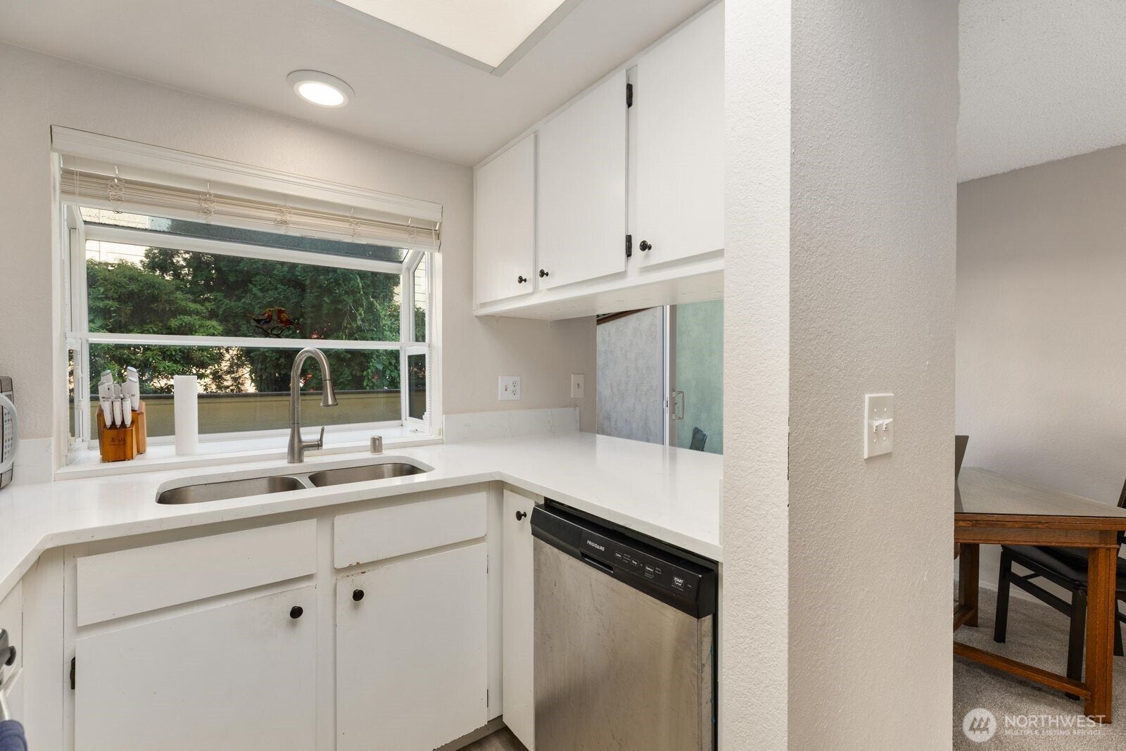 11802 98th Avenue NE, #B6, Kirkland, WA 98034 Slab quartz countertops with ample cabinet space and stainless steel appliances. A great sized kitchen for the home.
