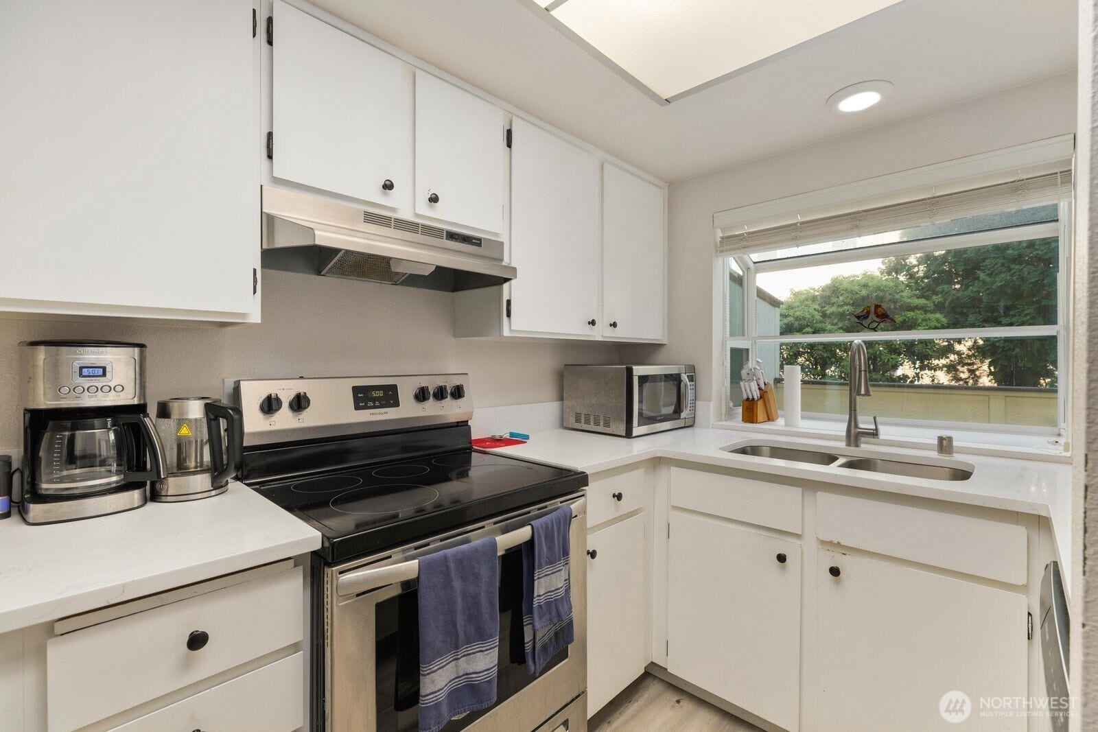 11802 98th Avenue NE, #B6, Kirkland, WA 98034 Slab quartz countertops with ample cabinet space and stainless steel appliances. A great sized kitchen for the home.