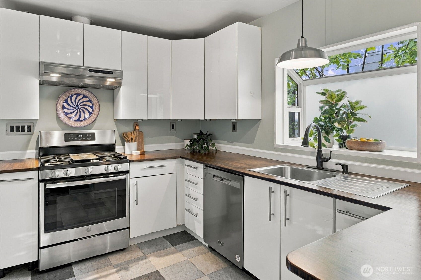 9051 2nd Avenue NW, Seattle, WA 98117 Refinished counter tops.