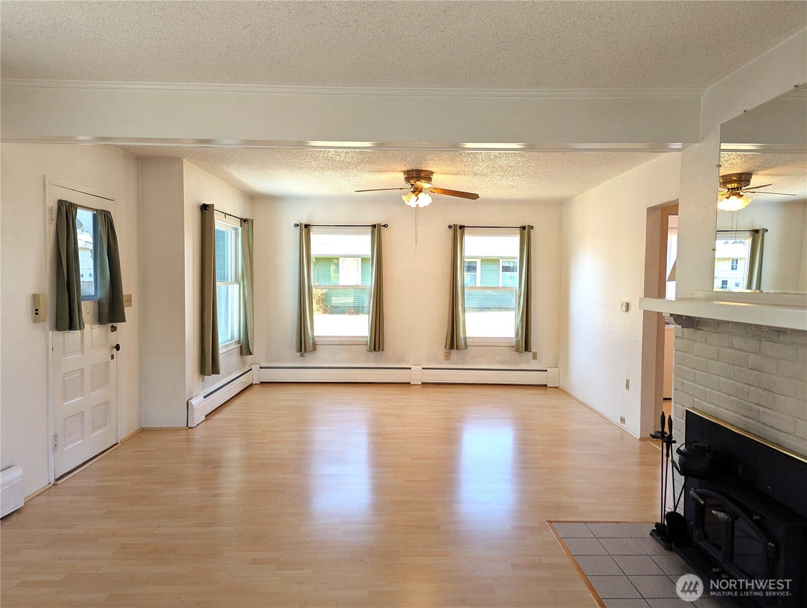 201 Brandywine Avenue, Dupont, WA 98327 Double pane white vinyl windows