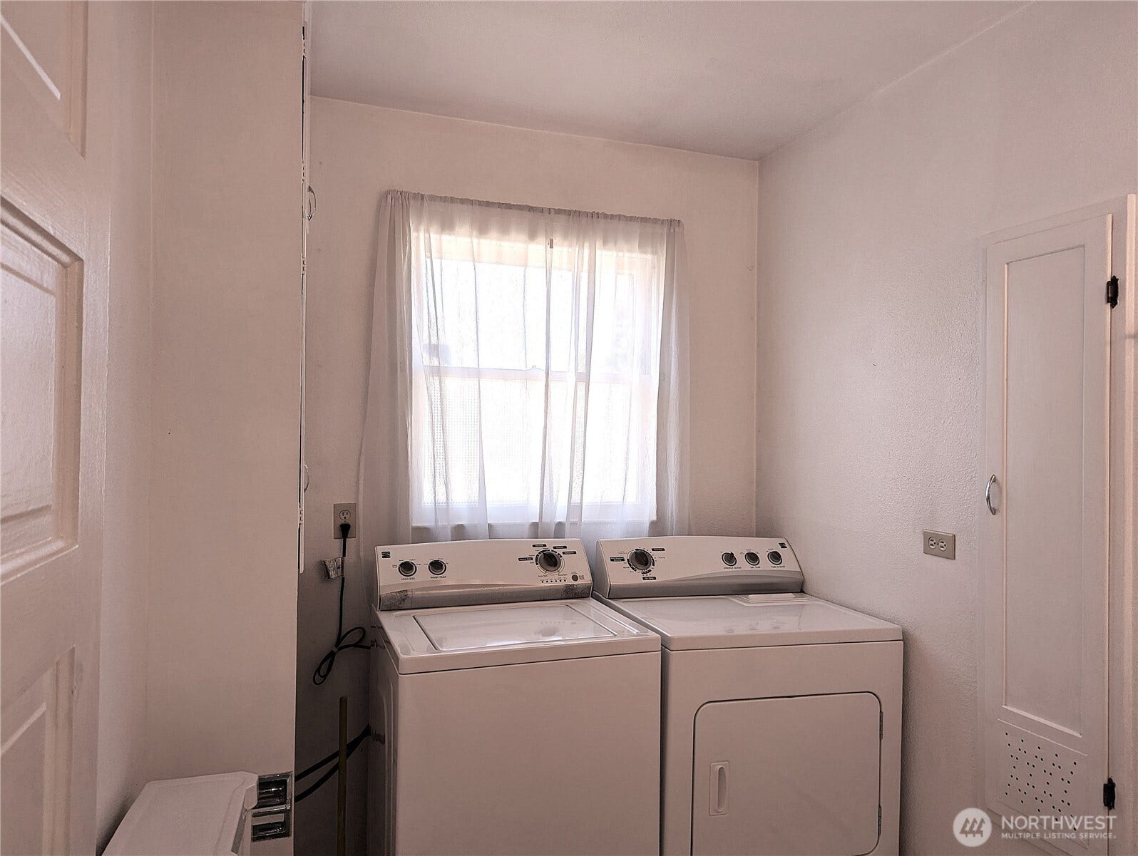 201 Brandywine Avenue, Dupont, WA 98327 Washer & Dryer included