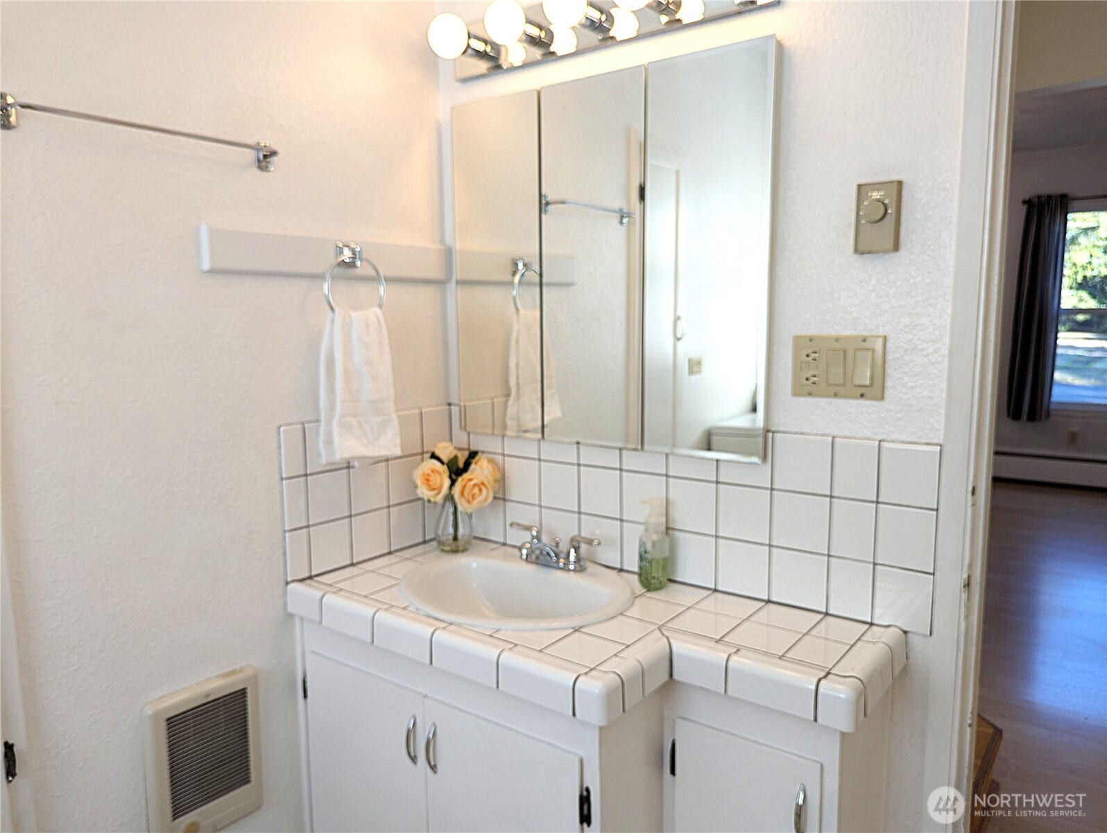 201 Brandywine Avenue, Dupont, WA 98327 Main floor bath