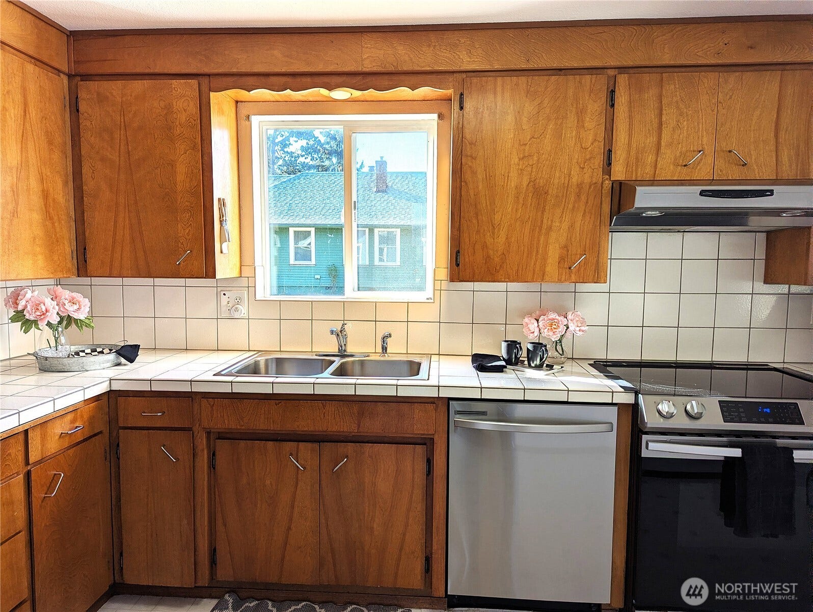 201 Brandywine Avenue, Dupont, WA 98327 Hardwood cabinets