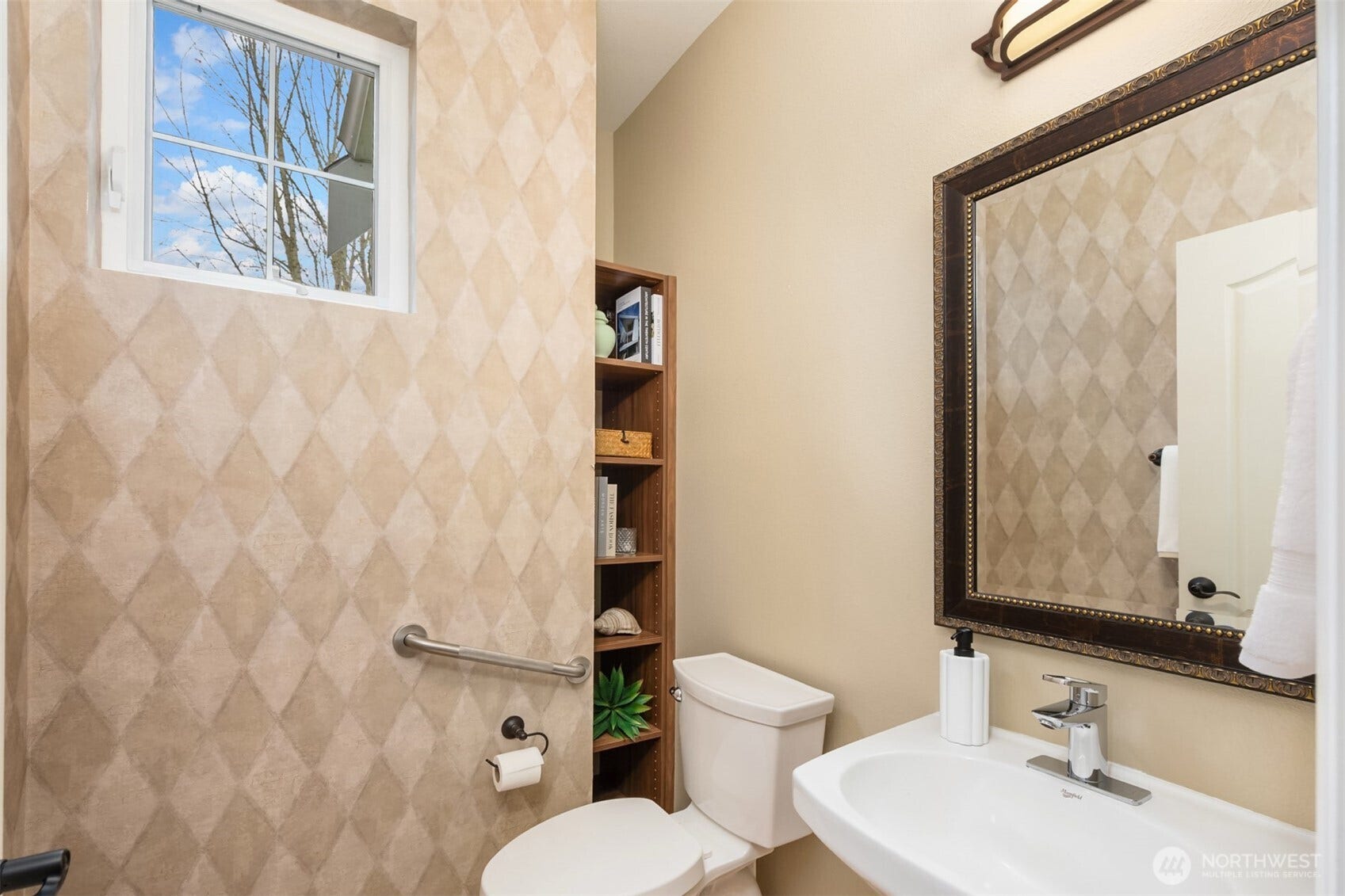 19800 Jensen Way NE, Poulsbo, WA 98370 Powder room on the main.