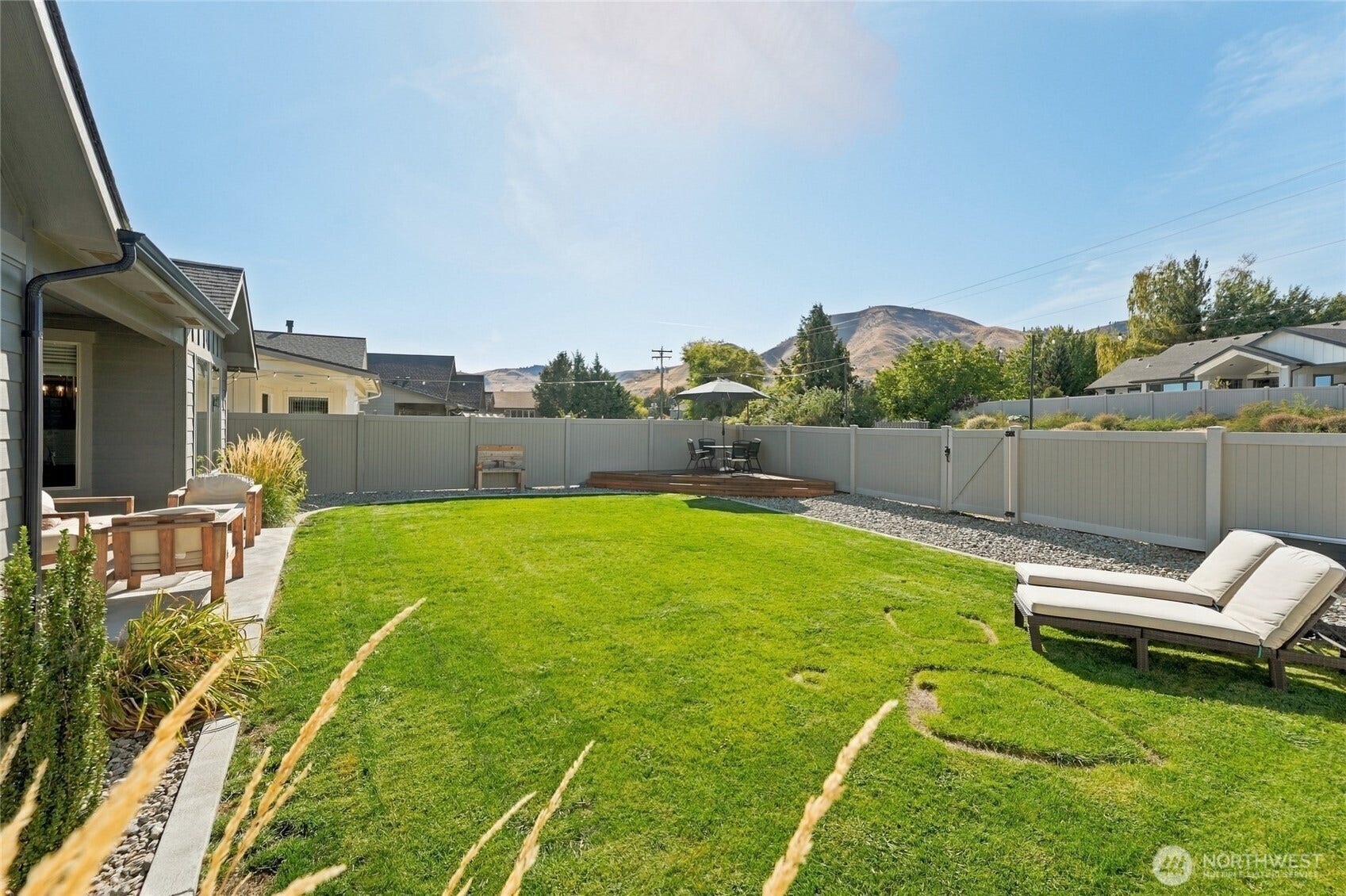 Spacious Back Yard