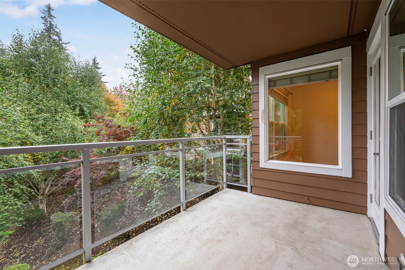 22910 90th Avenue W, #E305, Edmonds, WA 98026 Lovely covered deck