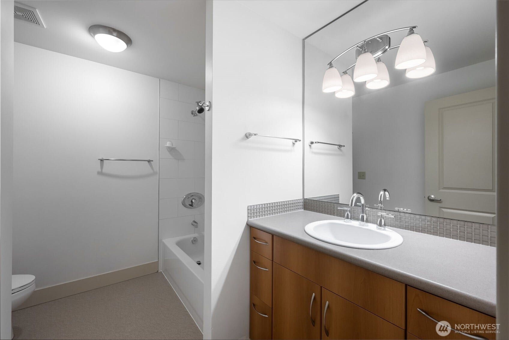 22910 90th Avenue W, #E305, Edmonds, WA 98026 Full Bath