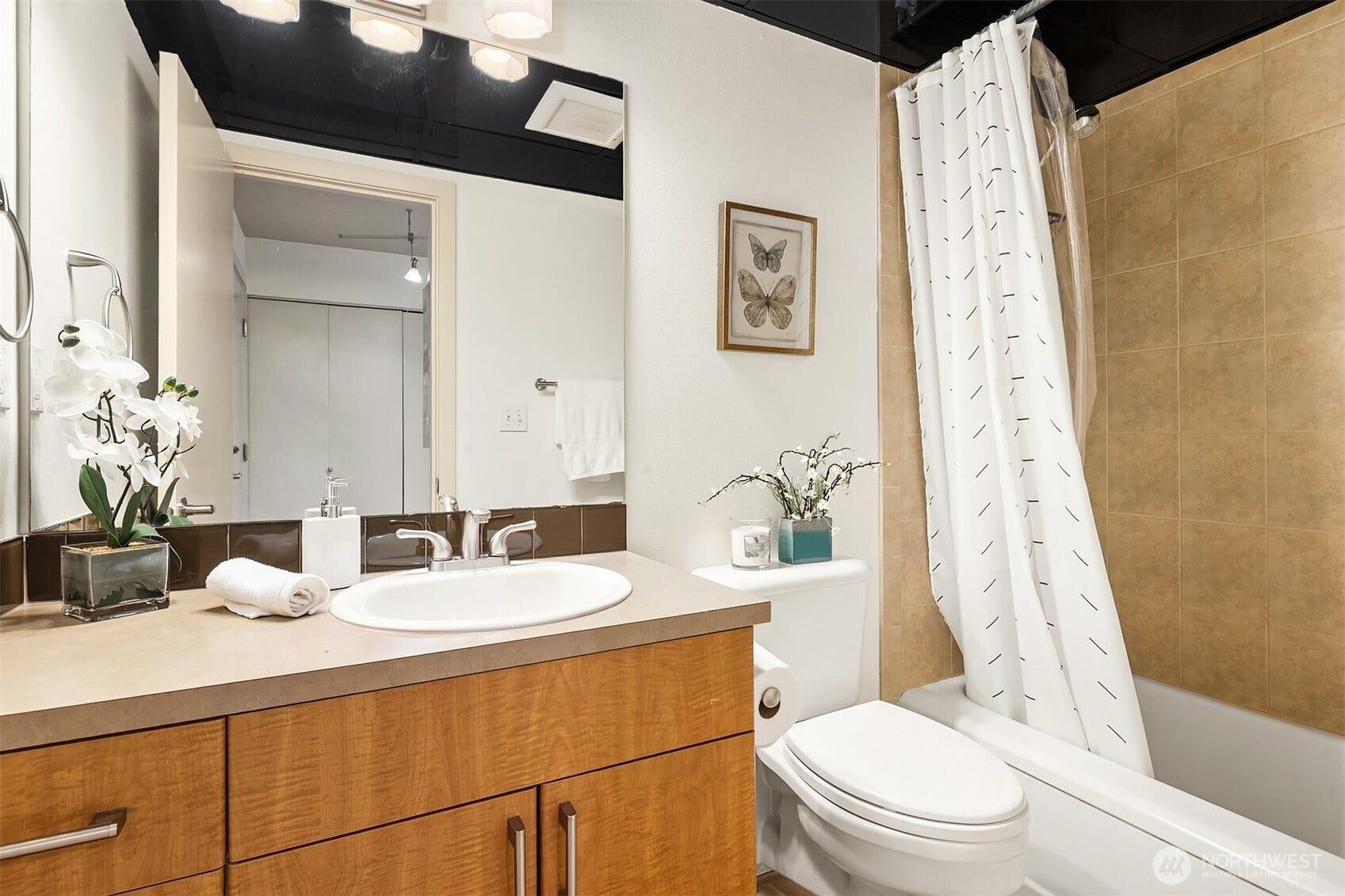905 Cherry Street, #706, Seattle, WA 98104 Tile bathroom with tub.