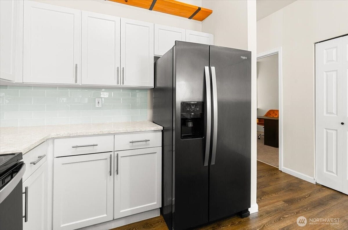 17426 Bothell Way NE, #A302, Bothell, WA 98011 Gorgeous Remolded Kitchen with new cabinets, granite and new sink!