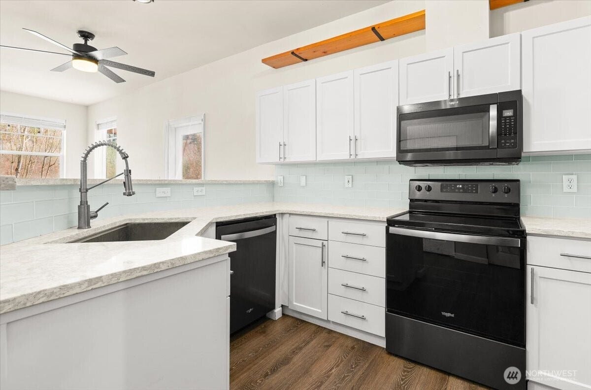 17426 Bothell Way NE, #A302, Bothell, WA 98011 Gorgeous Remolded Kitchen with new cabinets, granite and new sink!