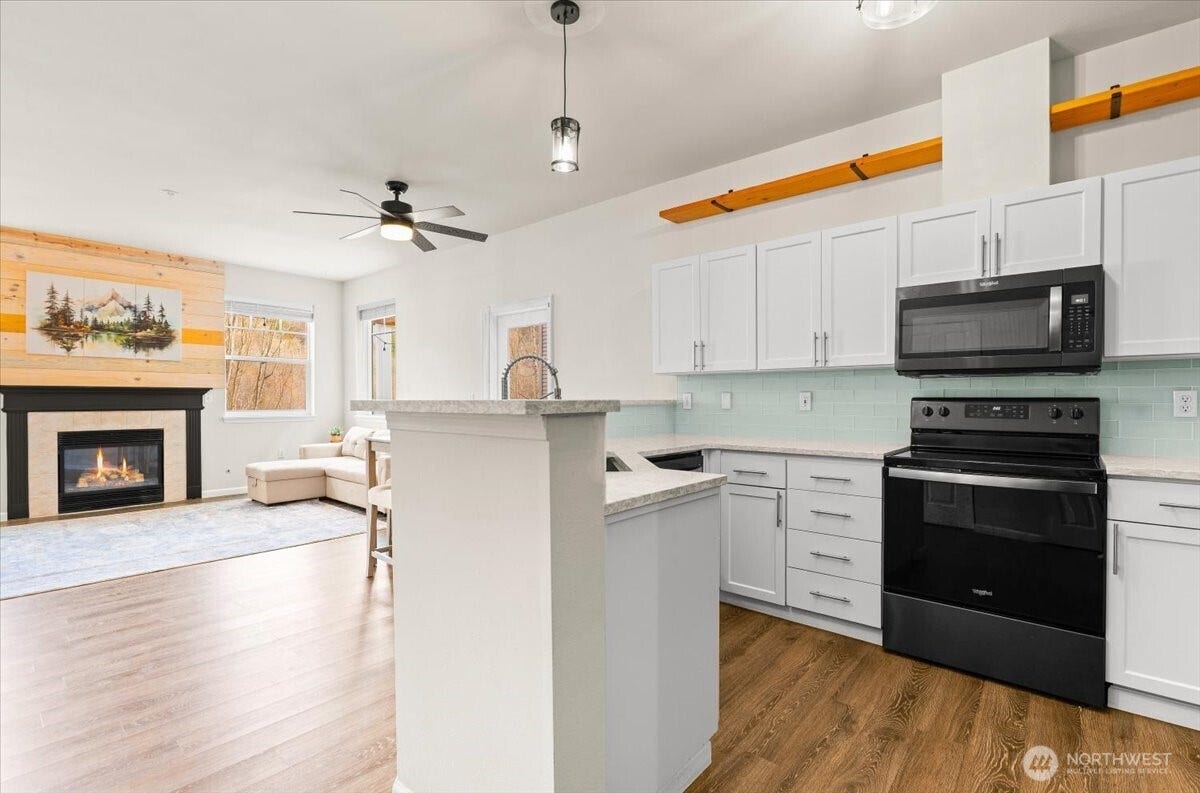 17426 Bothell Way NE, #A302, Bothell, WA 98011 Gorgeous Remolded Kitchen with new cabinets, granite and new sink!