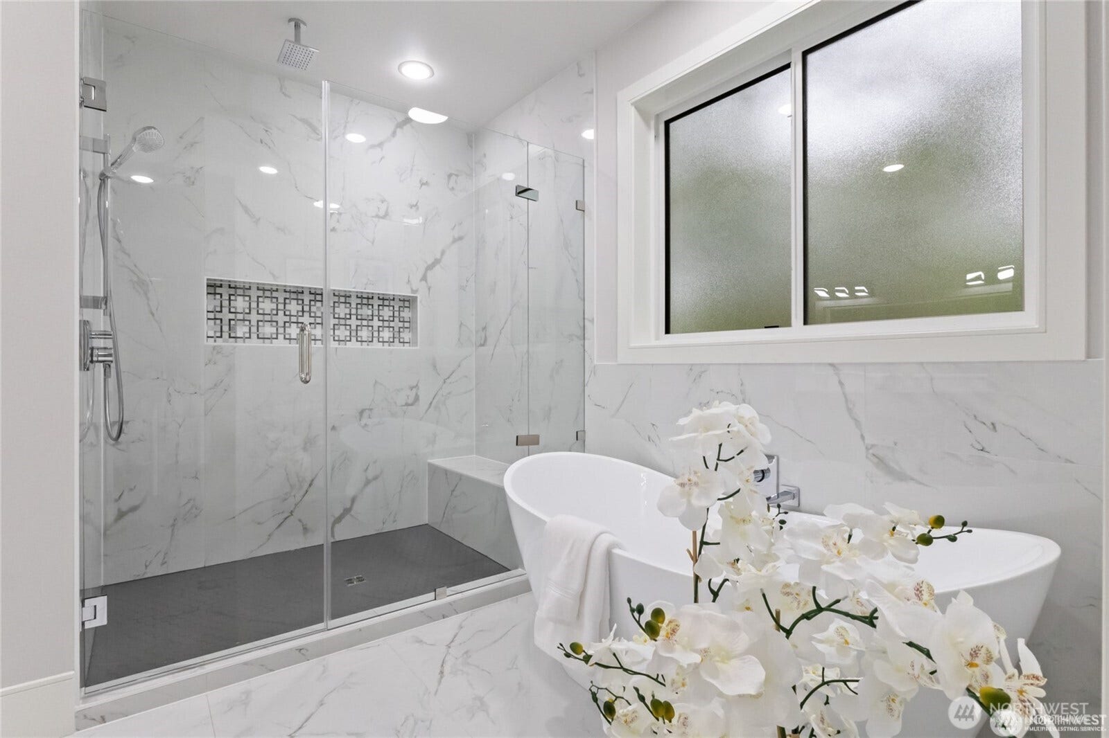 4413 NE 26 Place, Renton, WA 98059 Master tub and shower