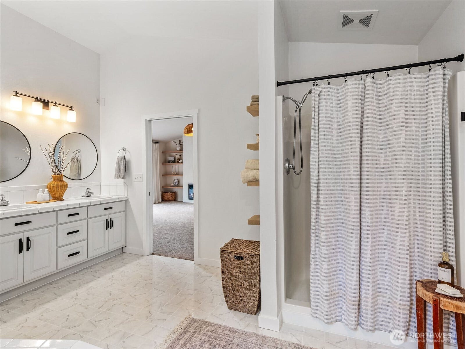 Large ensuite bathroom