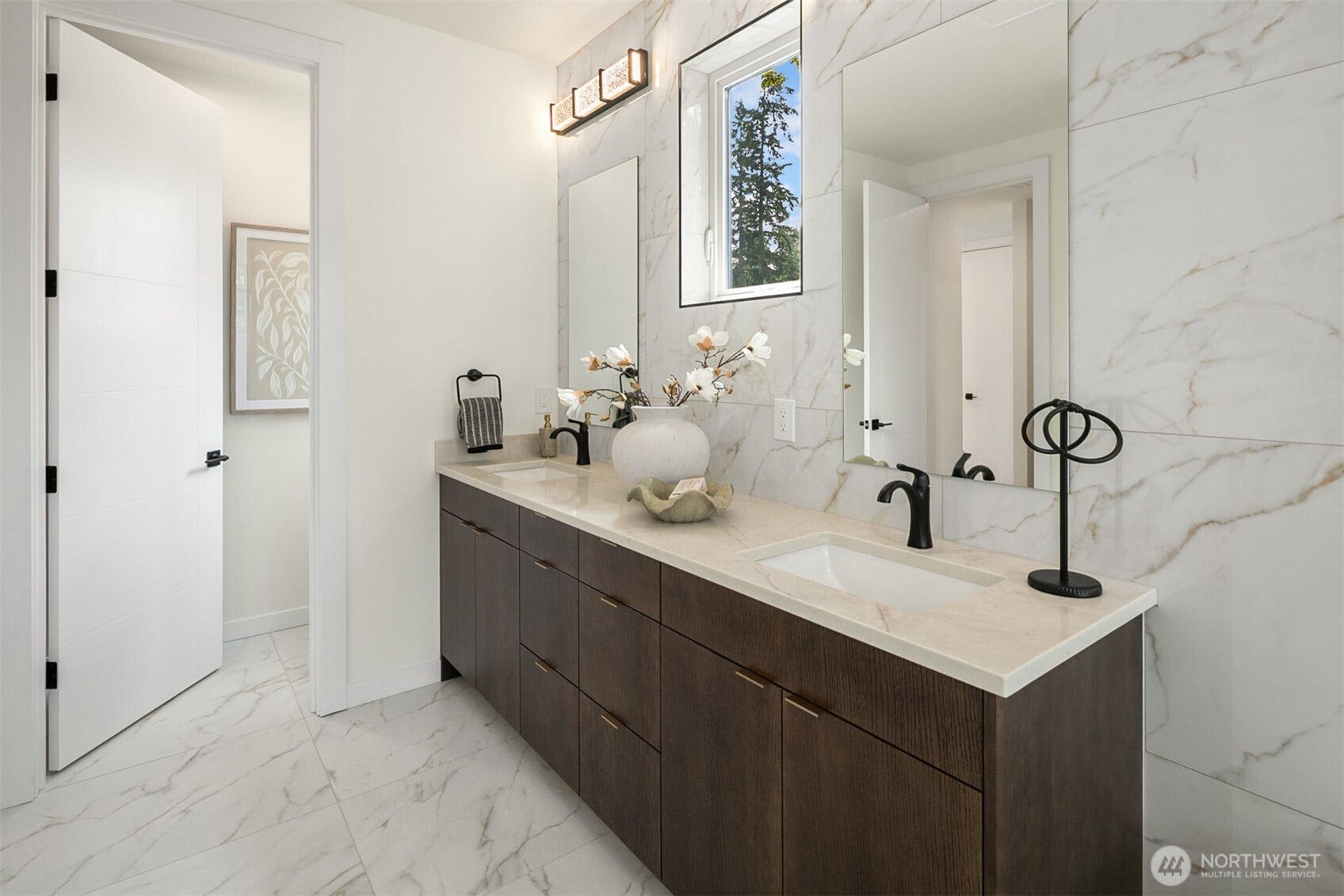 7929 NE 124th Street, Kirkland, WA 98034 Primary Bath
