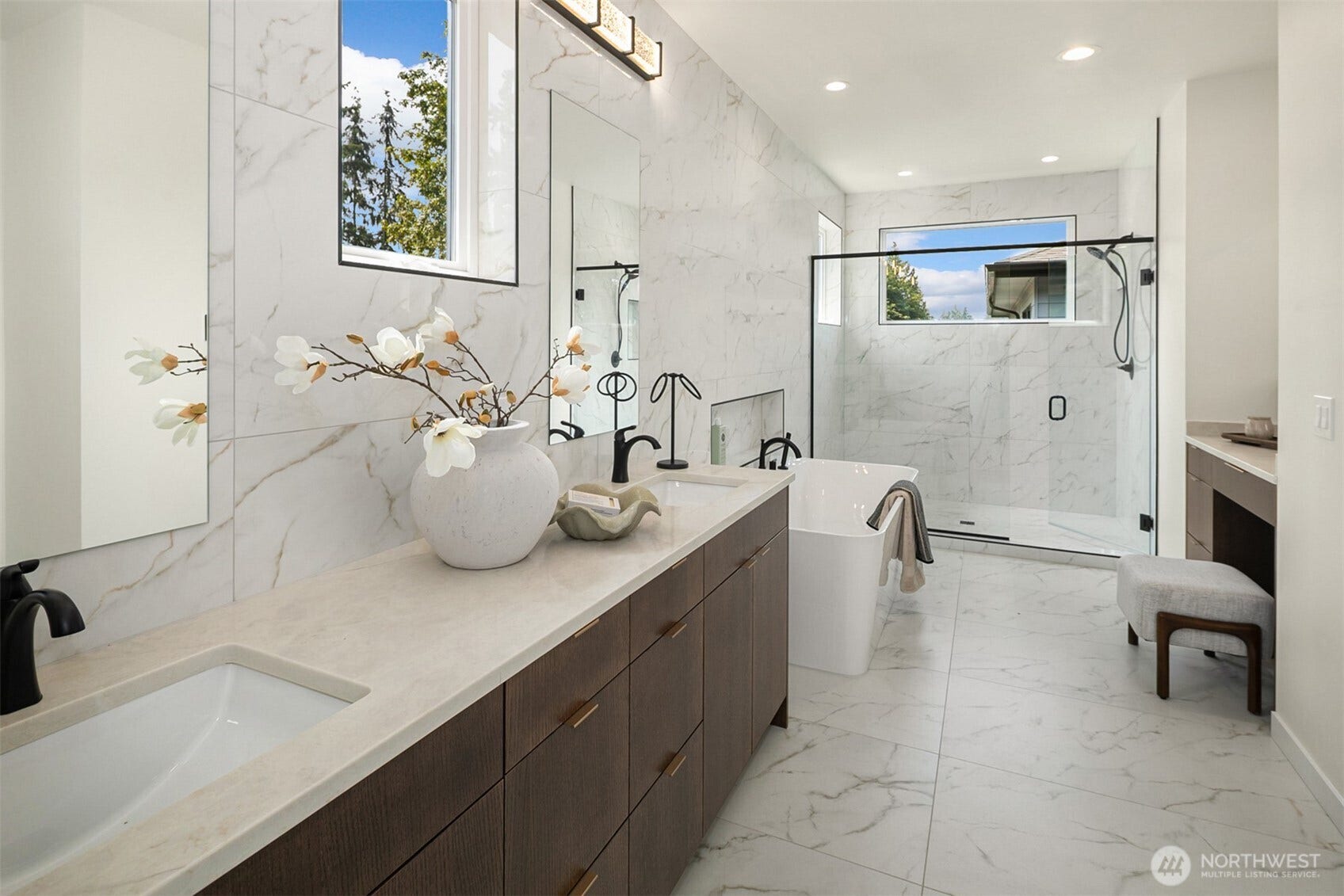 7929 NE 124th Street, Kirkland, WA 98034 Primary Bath