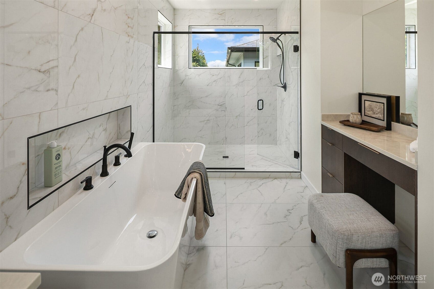 7929 NE 124th Street, Kirkland, WA 98034 Primary Bath