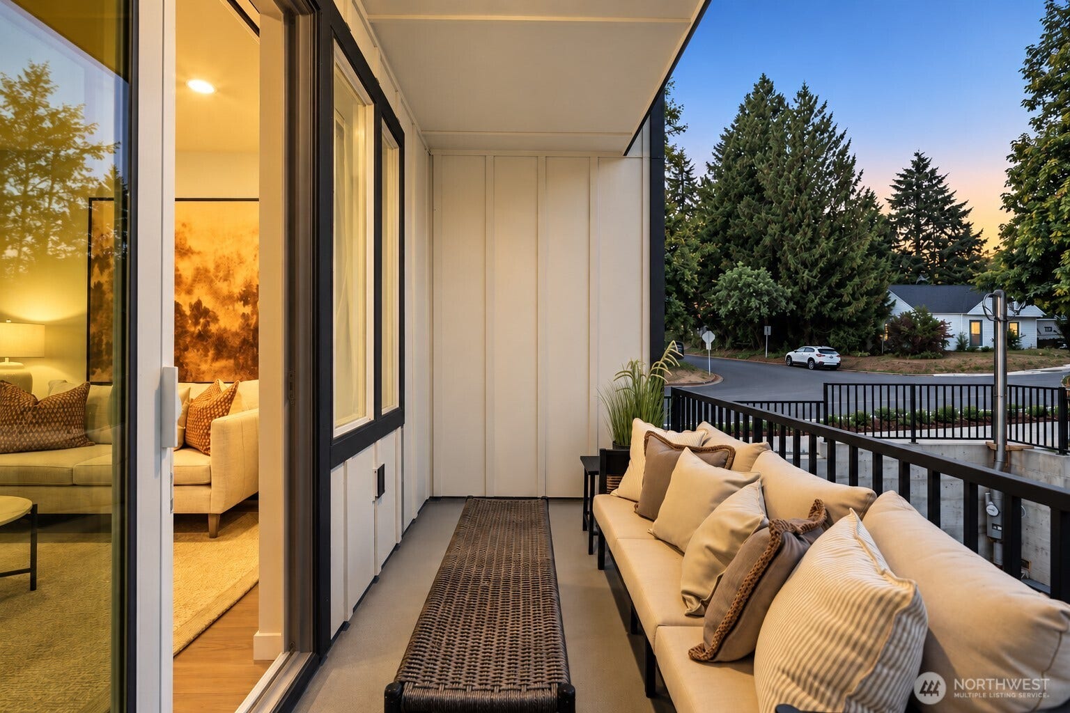 341 NE 155th St (Homesite #30), Shoreline, WA 98155 Photos depict model home and are for illustrative purposes only. Actual layout, finishes, colors, fixtures, landscaping, and views may vary from the home offered.