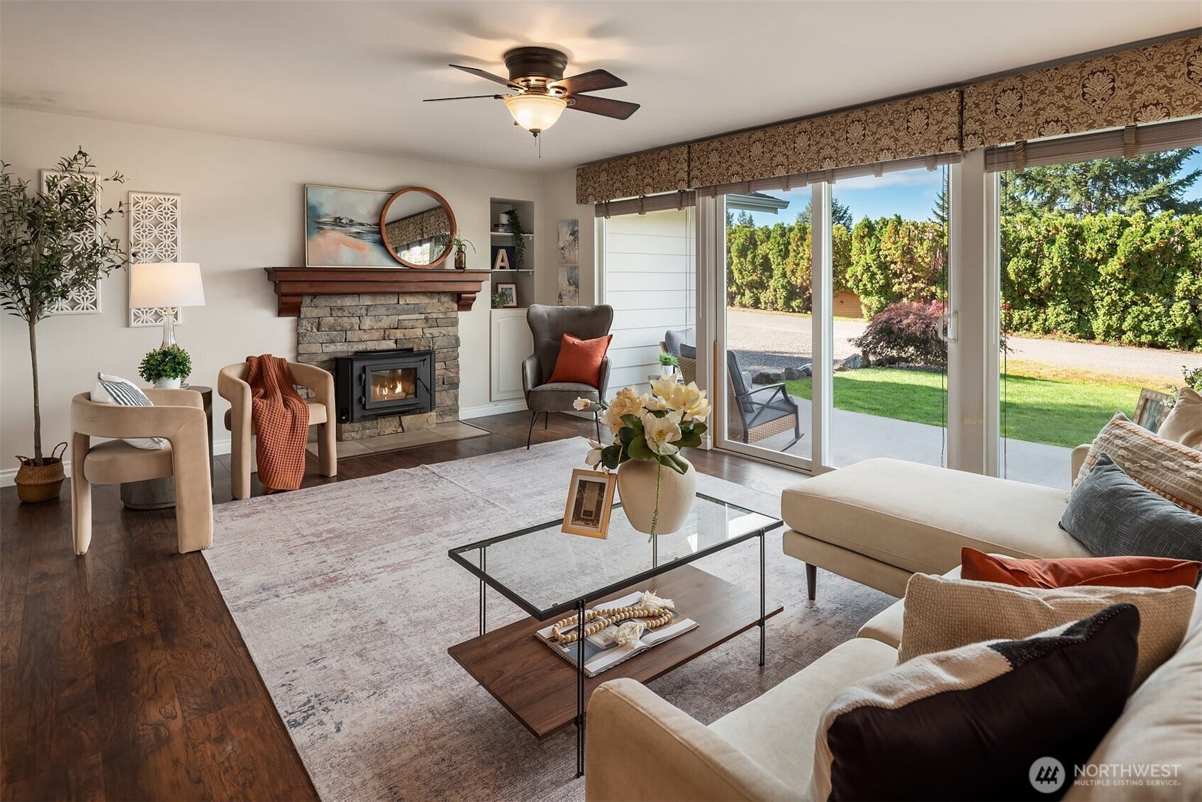 12824 141st Place SE, Snohomish, WA 98290 Natural light suffuses the spacious living room.