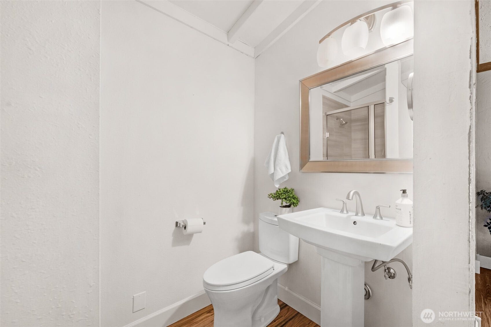 824 NE 194th Street, Shoreline, WA 98155 3/4 bath in primary suite