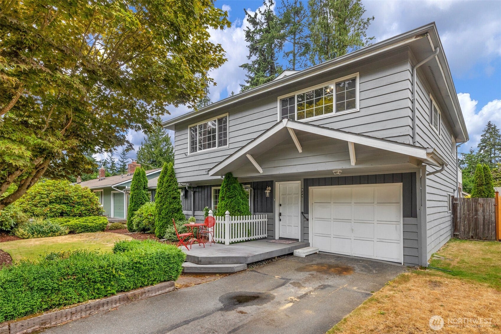 824 NE 194th Street, Shoreline, WA 98155 Handsome 2 story home on level, fenced cul-de-sac lot