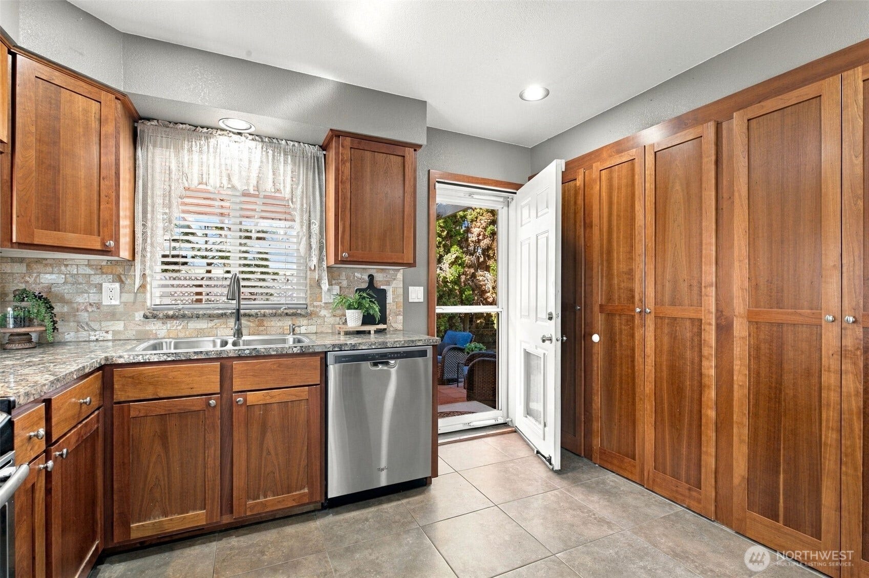 20 Amanda Lane, Selah, WA 98942 Kitchen to back patio