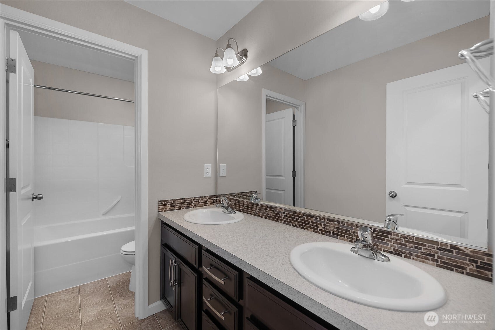 7040 Desperado Drive SE, Tumwater, WA 98501 Upstairs bathroom