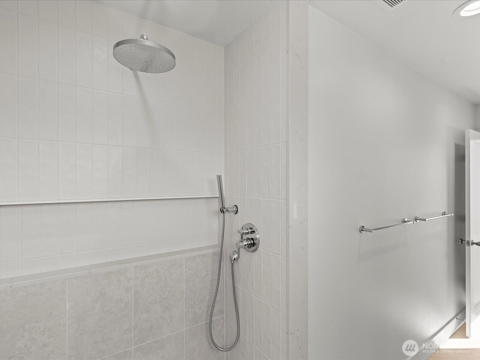 4328 Woodlawn Avenue N, #A, Seattle, WA 98103 Extra large niche in the primary shower!