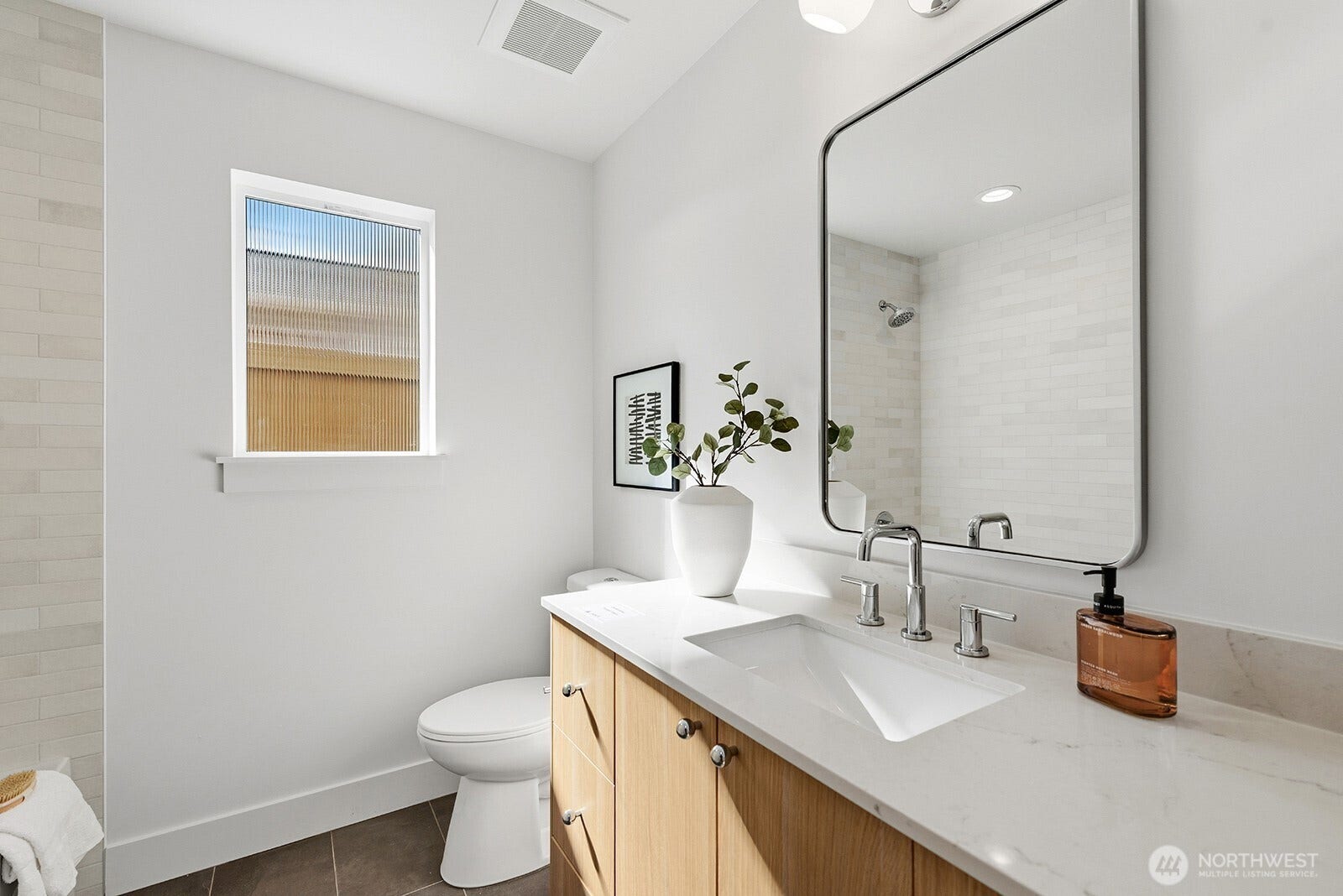 4328 Woodlawn Avenue N, #A, Seattle, WA 98103 Lower level full bath