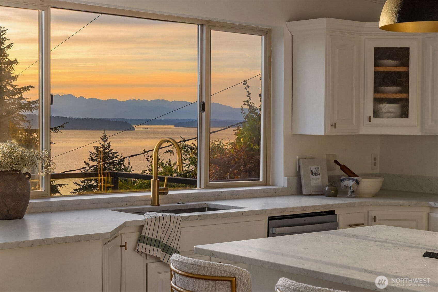 15901 23rd Avenue SW, Burien, WA 98166 Cook with a view!