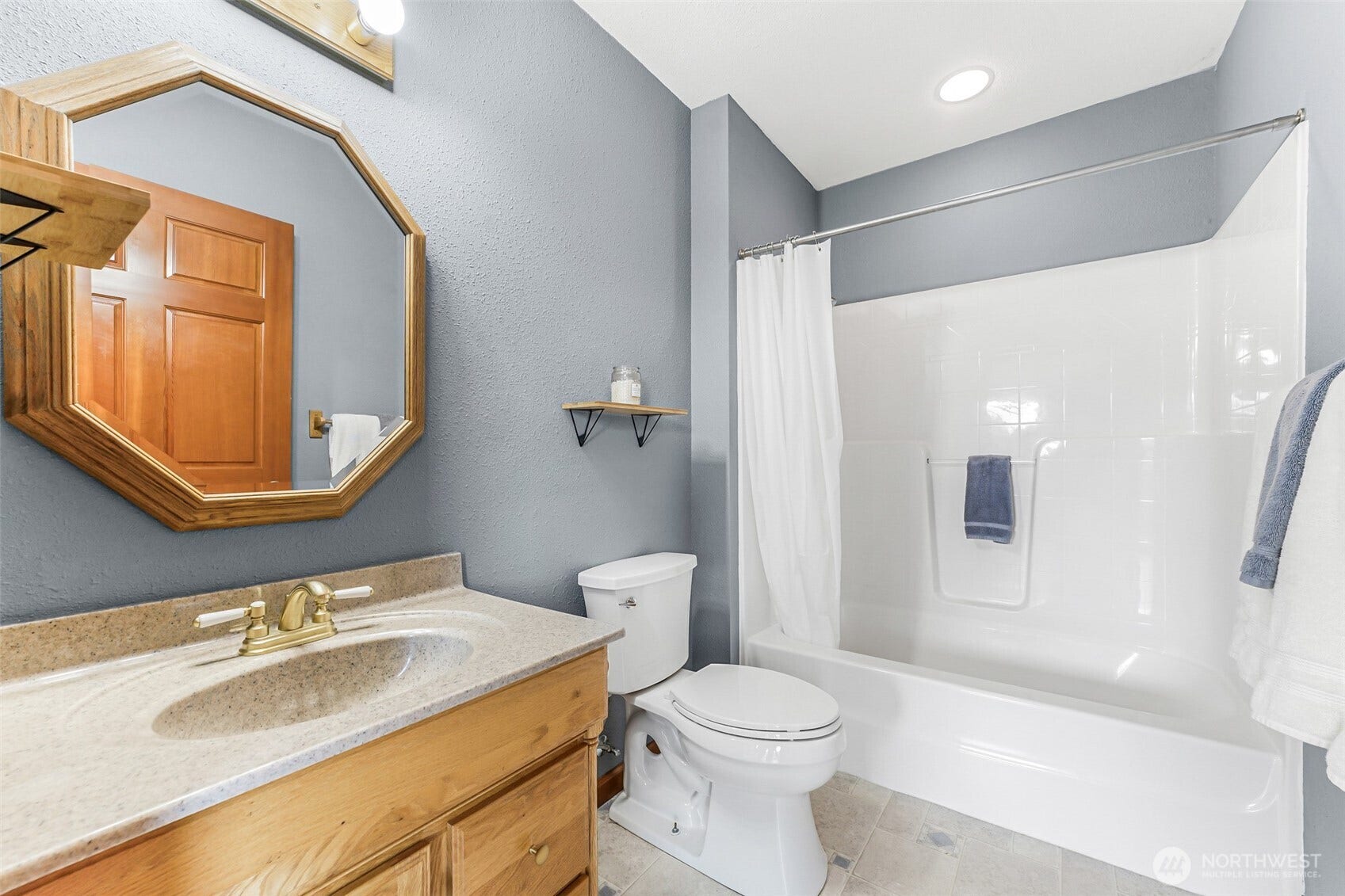 Lower level full bath.