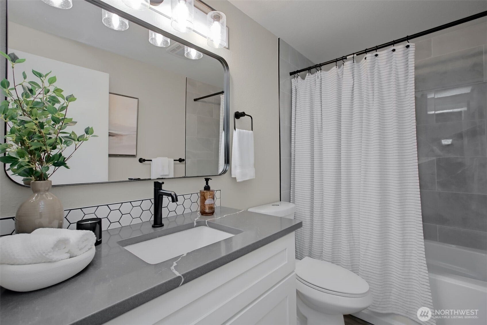 Hallway bathroom has a tub for ultimate convenience