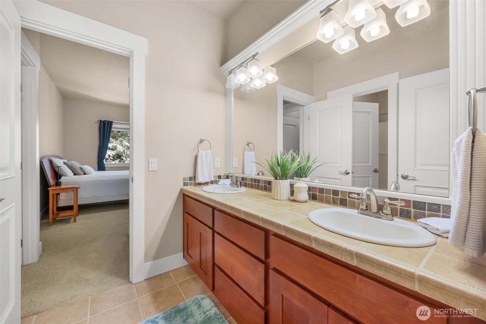 2nd level Jack & Jill full bath.