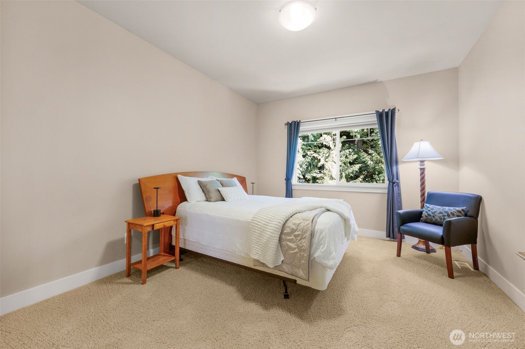 Large 2nd level bedroom with walk-in closet & linen closet.