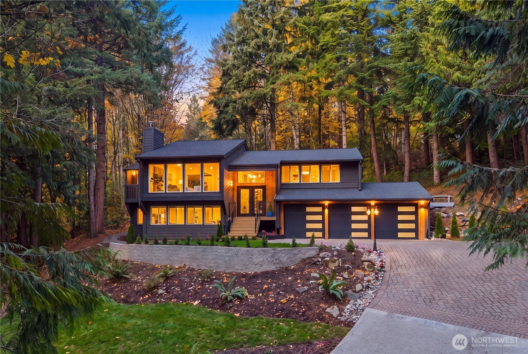 25510 SE 159th Street, Issaquah, WA 98027 Welcome to this beautifully updated home in Mirrormont!