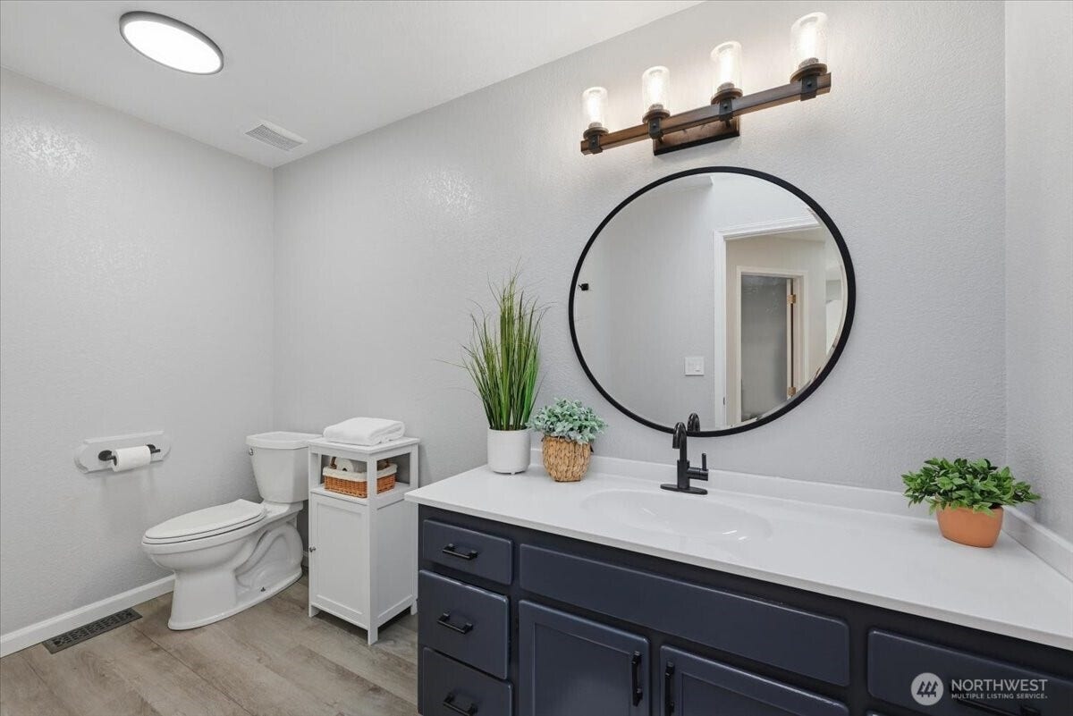 3623 125th Place SE, Everett, WA 98208 Full bath on the upper level.