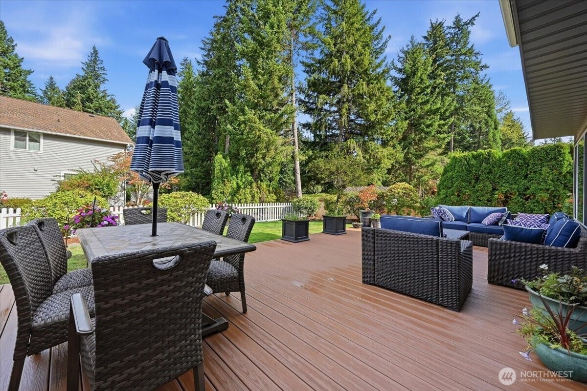 3623 125th Place SE, Everett, WA 98208 Composite deck off family room.