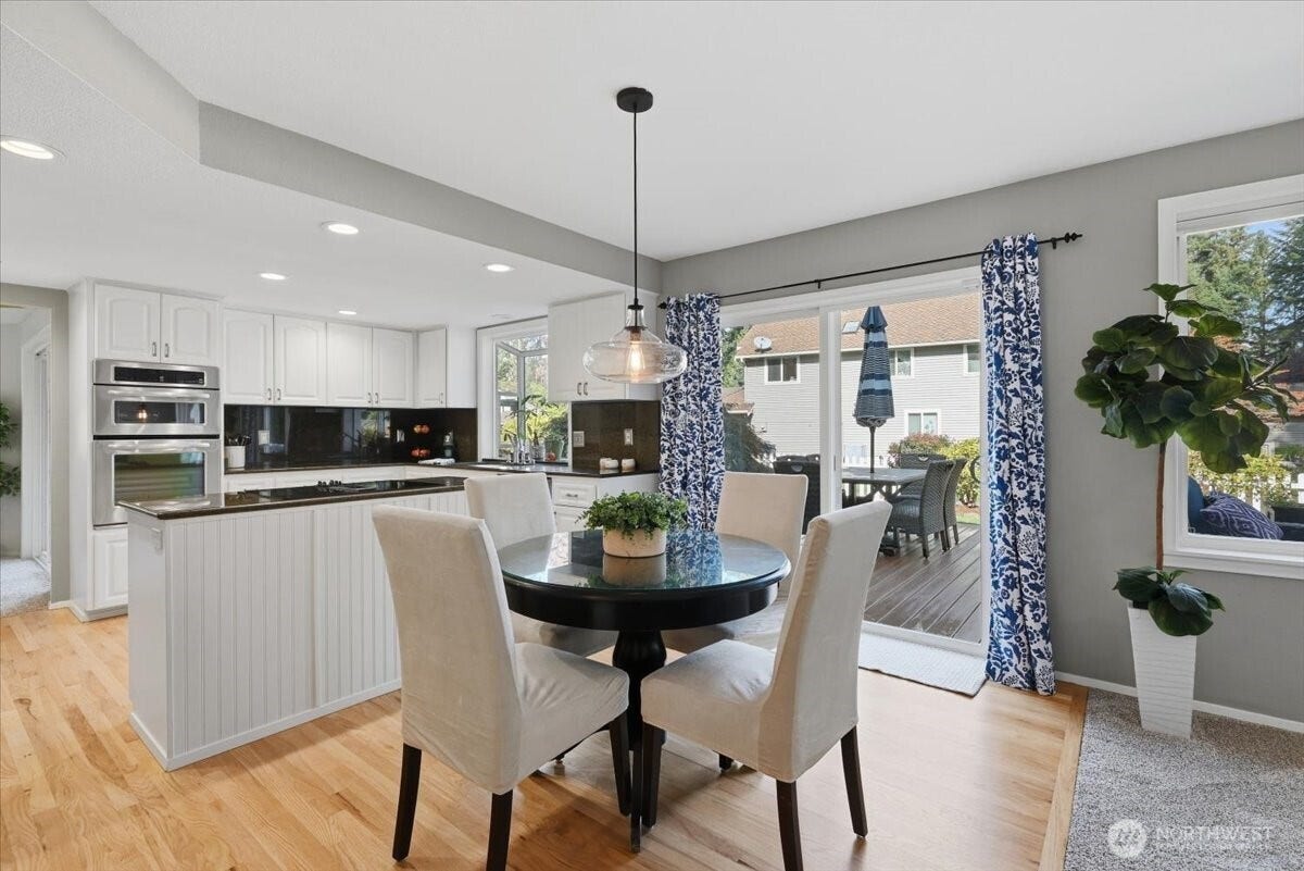 3623 125th Place SE, Everett, WA 98208 Hardwoods throughout kitchen and breakfast nook. Sliding door leading out to large entertainment deck.