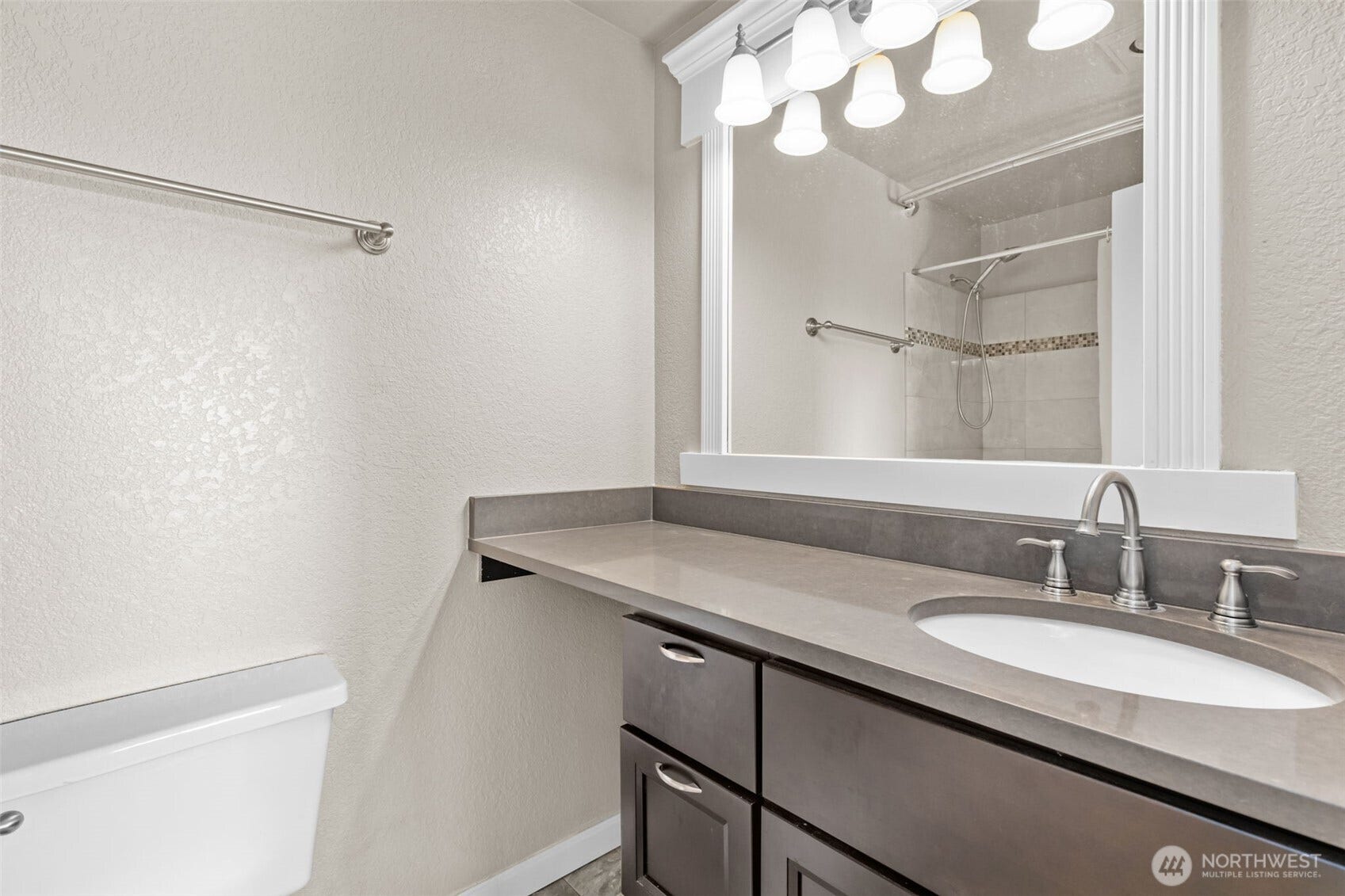 9815 Holly Drive, #A208, Everett, WA 98204 9815 Holly Drive, #A208, Everett, WA 98204