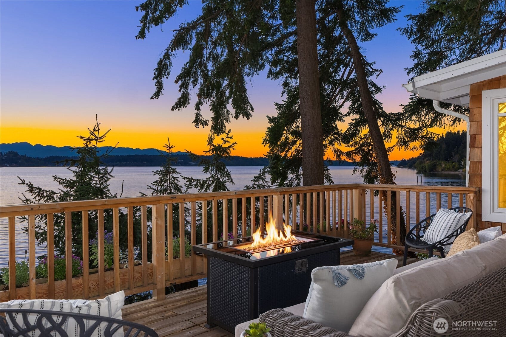 8405 Hansen Road NE, Bainbridge Island, WA 98110 Welcome to glowing evenings and peaceful sunsets