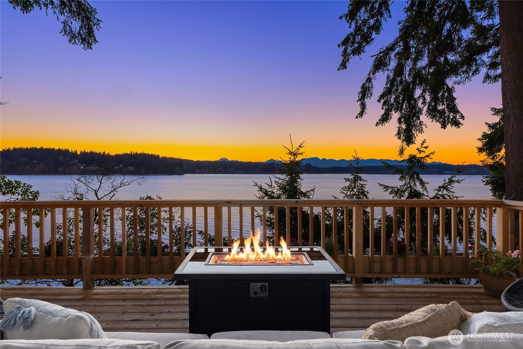 8405 Hansen Road NE, Bainbridge Island, WA 98110 No two sunsets are the same.