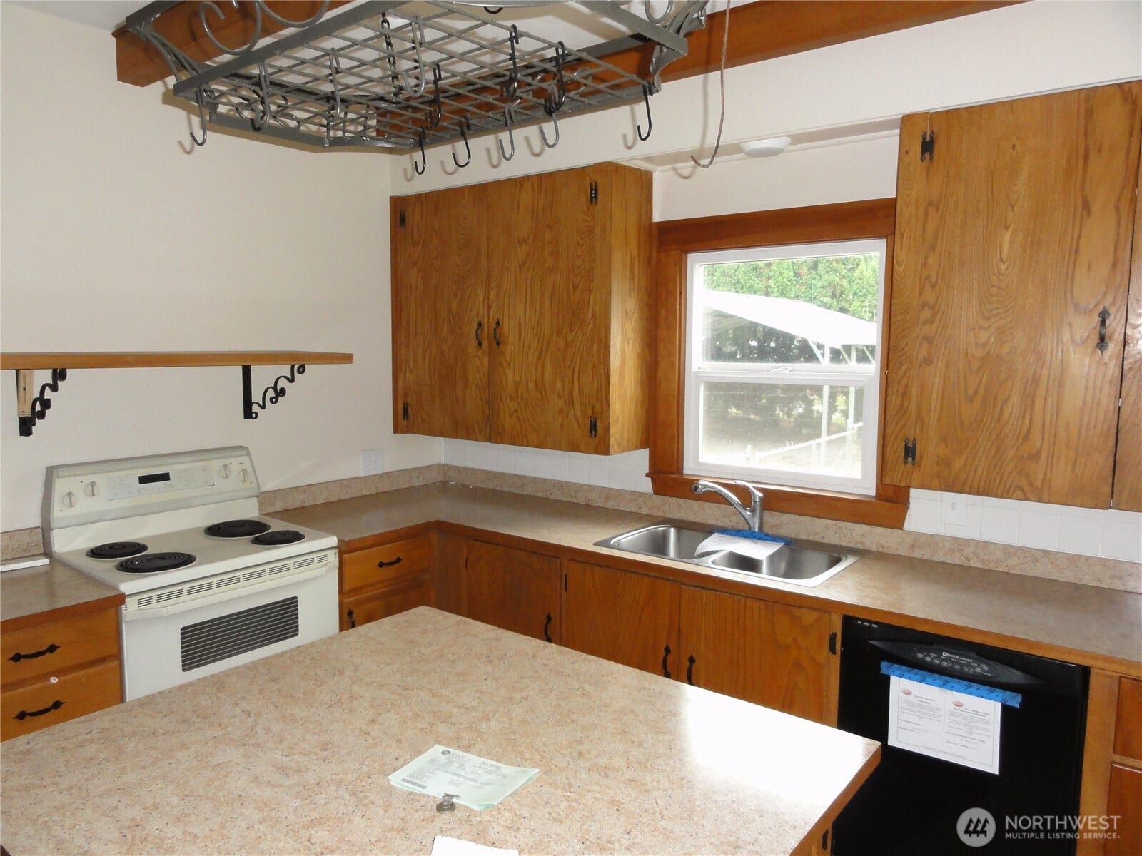 806 120th Street S, Tacoma, WA 98444 Check out this kitchen!