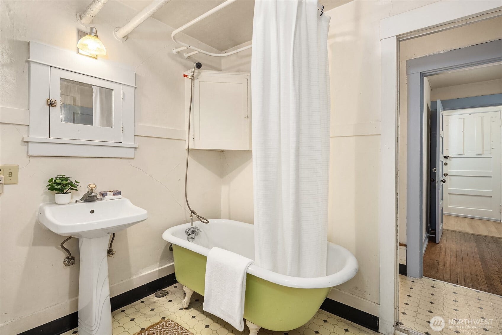 6220 2nd Avenue NW, Seattle, WA 98107 Lower Level-Full Bath