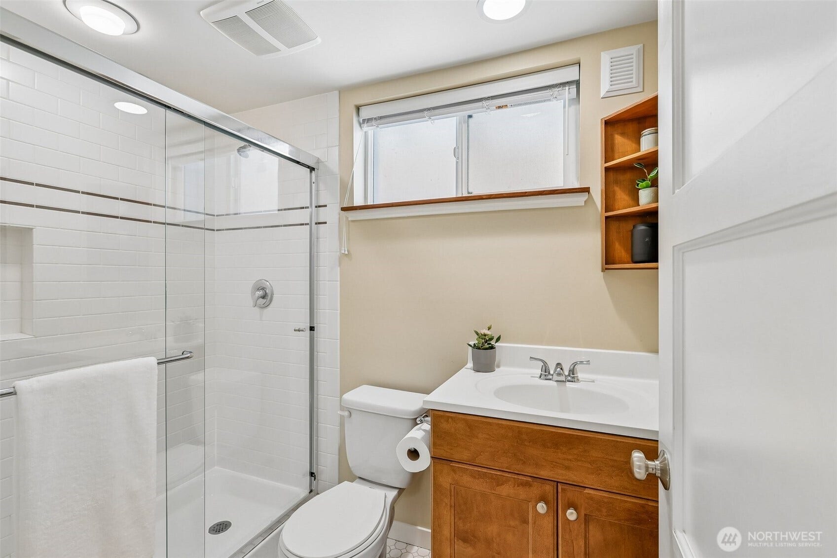 5260 16th Avenue NE, Seattle, WA 98105 basement bathroom