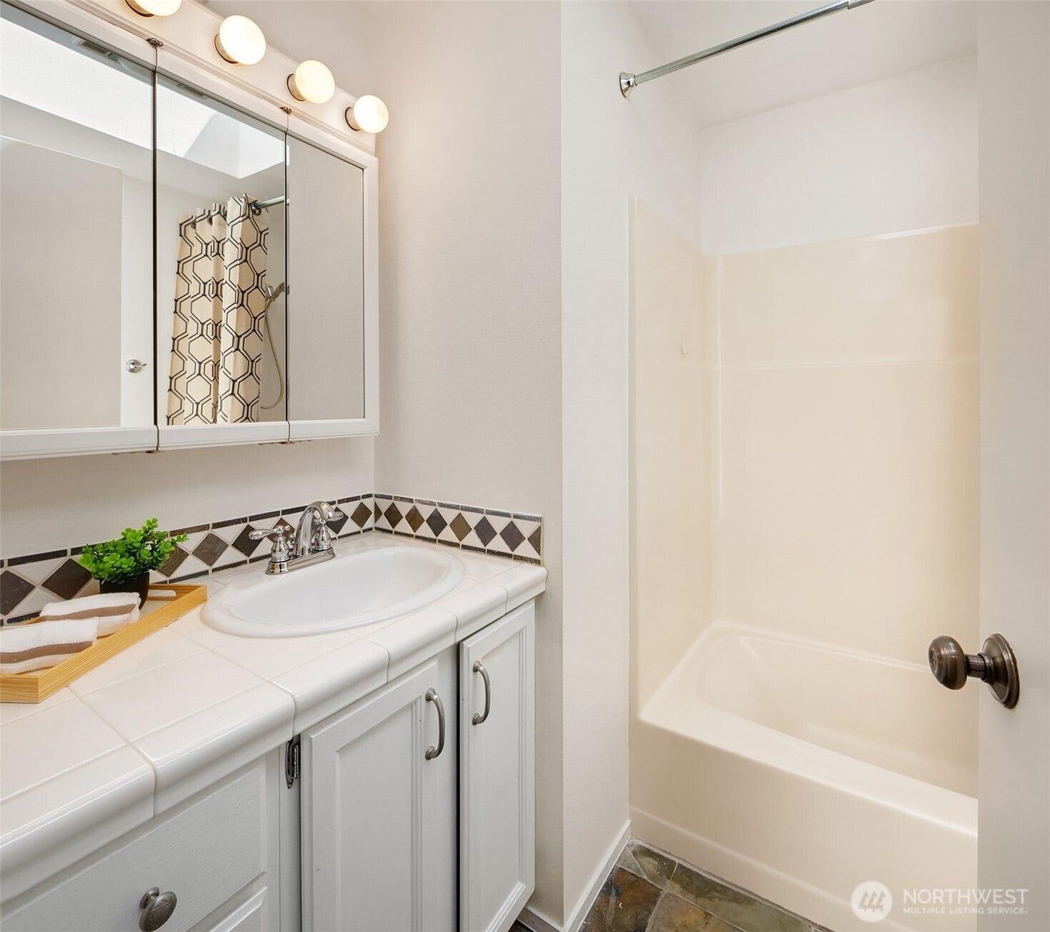 1247 293rd Avenue NE, Carnation, WA 98014 Full bathroom just off the bedrooms.