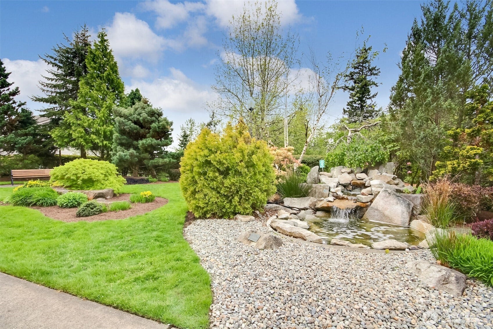 22475 SE 38th Terrace, #1418, Issaquah, WA 98029 Lovely landscaping is maintained by Association