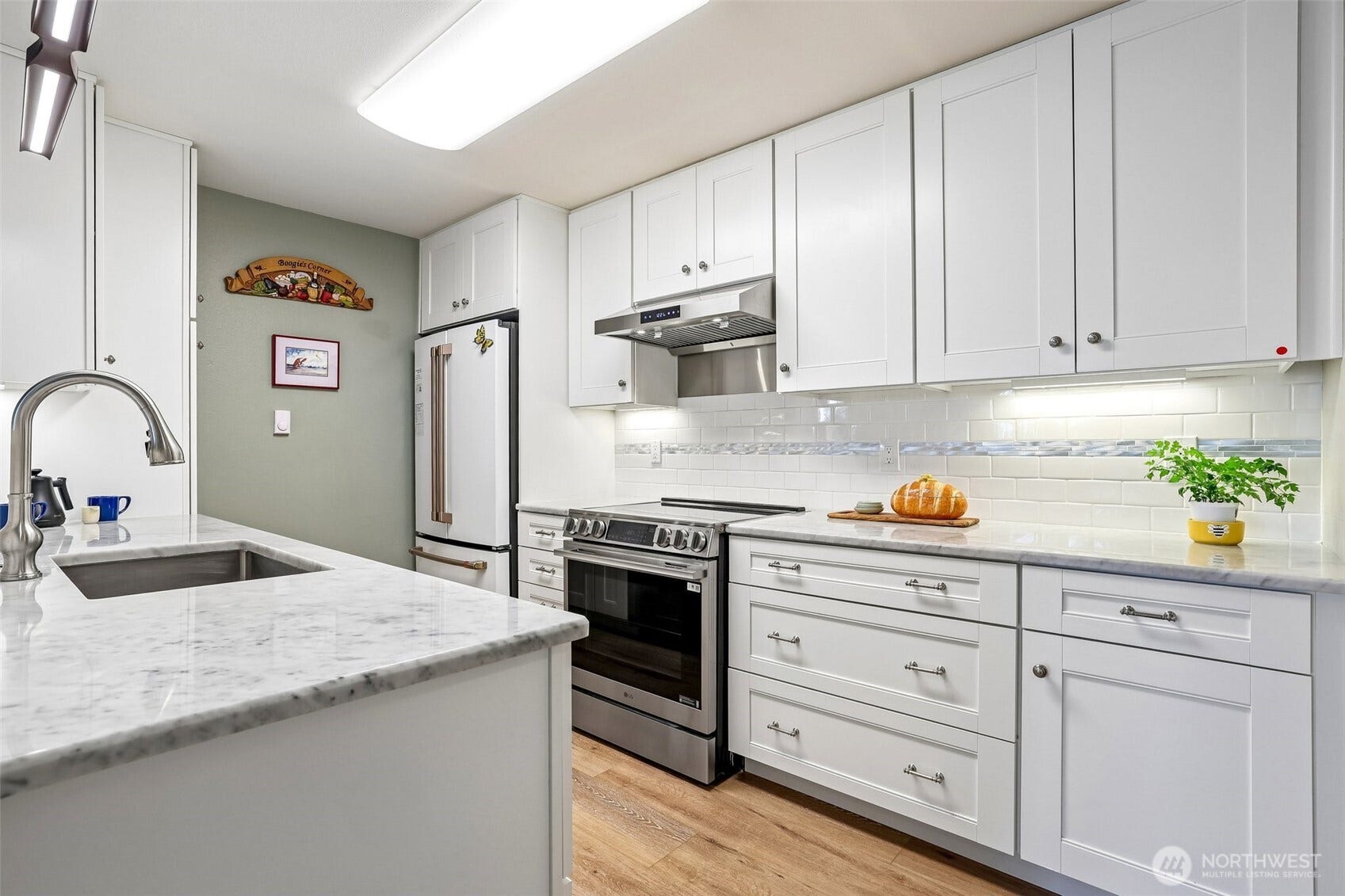 22475 SE 38th Terrace, #1418, Issaquah, WA 98029 Kitchen is outstanding with convection oven, hood vent, loads of storage.
