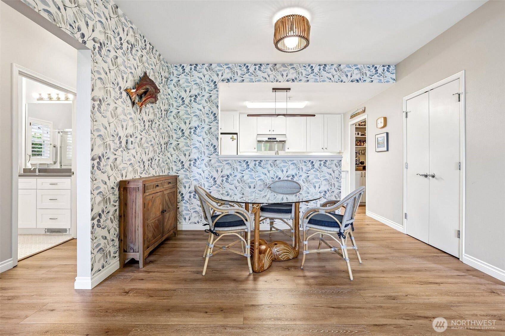 22475 SE 38th Terrace, #1418, Issaquah, WA 98029 Perfect dining spot with new light fixtures
