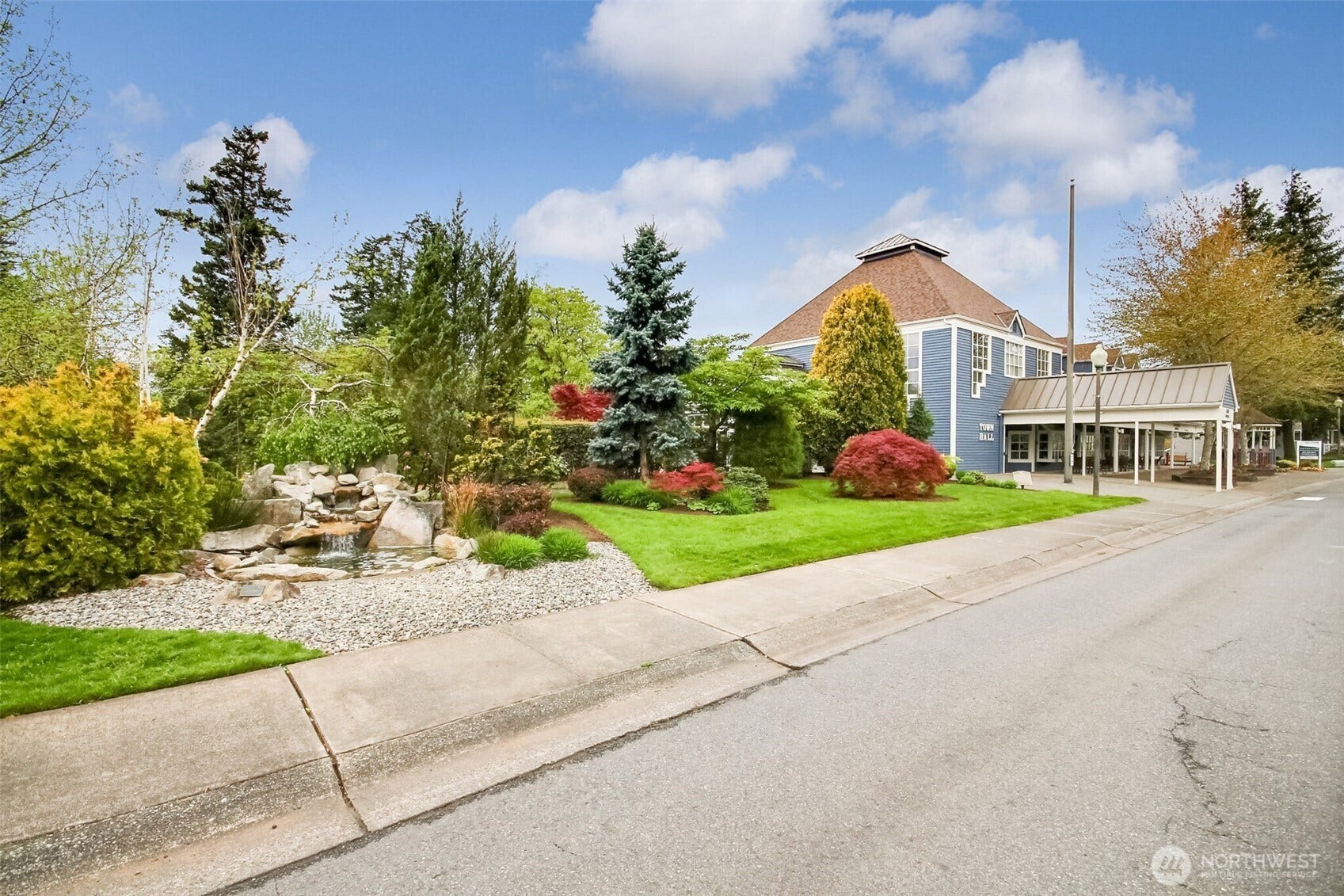 22475 SE 38th Terrace, #1418, Issaquah, WA 98029 Wide Streets, sidewalks, water features, street lights are throughout the community