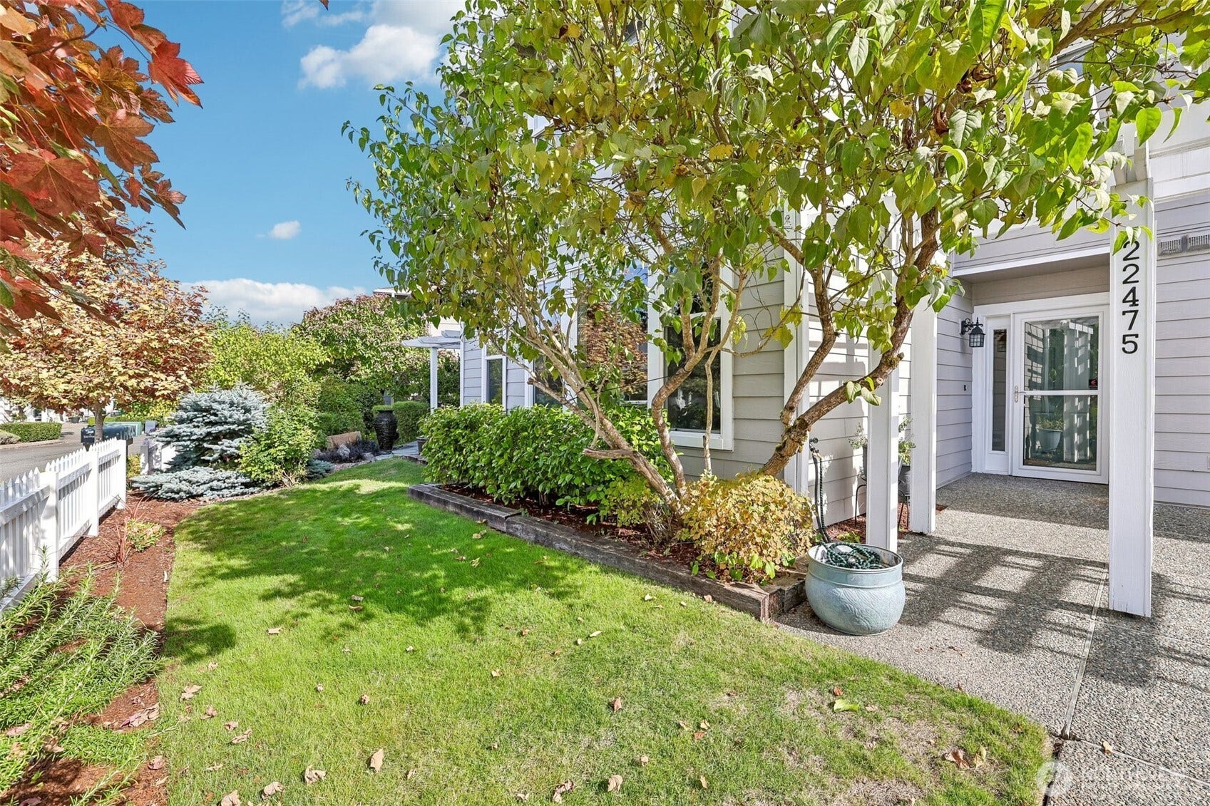 22475 SE 38th Terrace, #1418, Issaquah, WA 98029 Front yard is a lovely